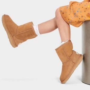 NEW UGG KID’S CLASSIC SHORT CHESTNUT